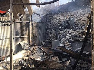 partanna-brucia-sterpaglie-e-incendia-intero-magazzino-denunciato-58enne