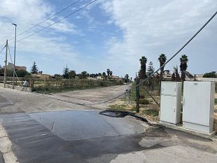 mazara-cavo-ostruisce-passaggio-in-via-della-resistenza-torrente-e-assurdo-che-telecom-non-sia-ancora-intervenuta