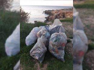 erice-picnic-speciale-per-una-famiglia-raccolti-i-rifiuti-della-spiaggia