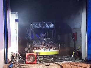 in-fiamme-nella-notte-il-trenino-turistico-in-servizio-a-mazara-del-vallo