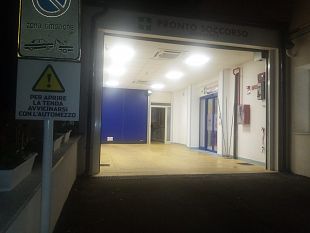 tenda-fuori-binario-al-pronto-soccorso-lasp-trapani-urtata-da-una-ambulanza