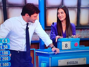 la-mazarese-sofia-pulizzi-concorrente-della-nota-trasmissione-affari-tuoi-condotta-dal-bravissimo-stefano-de-martino