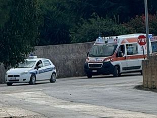 incidente-tra-auto-e-moto-necessario-lintervento-dellambulanza