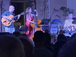 mazara-le-armonie-jazz-del-trio-arabella-rustico-daniele-cordisco-e-luca-santaniello-incantano-il-collegio-dei-gesuiti