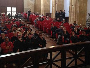 video-opposizione-lascia-l-aula-consiliare-per-solidarieta-ad-operai-belice-ambiente-maggioranza-criticata-all-uscita