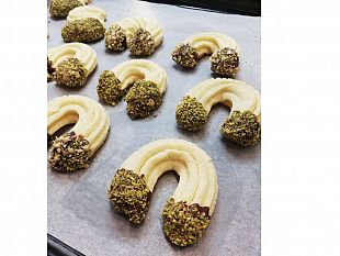 i-golosi-ferri-di-cavallo-con-cioccolato-ricoperto-da-granella-di-nocciola-e-pistacchio