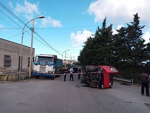 incidente-a-rilievo-due-mezzi-finiscono-contro-la-rampa-di-un-camion