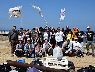 m5s-trapani-celebra-giornata-della-terra-ripulendo-la-spiaggia-di-marausa