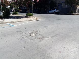 trapani-buche-e-asfalto-sconnesso-dietro-la-fontana-del-tritone