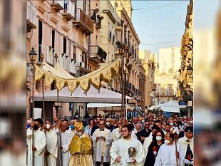 diocesi-dopo-due-anni-di-stop-ritornata-la-processione-del-corpus-domini