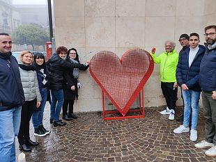 enna-installati-cuori-contenitori-per-la-raccolta-dei-tappi-in-plastica