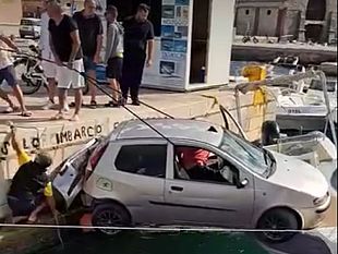 auto-cade-dal-molo-a-favignana