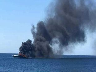 trapani/imbarcazione-a-fuoco-a-favignana