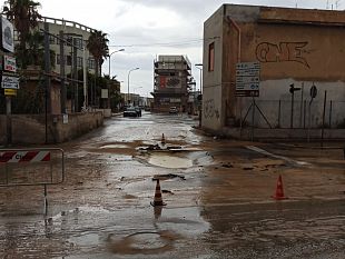 disastro-in-via-marsala-salta-la-condotta-delle-acque-nere
