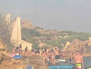 sfiorata-la-tragedia-a-marinella-un-pedalo-con-8-persone-affonda-a-poche-decine-di-metri-dalla-riva