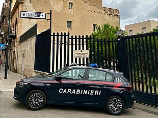calci-pugni-umiliazioni-genitori-da-incubo-per-cinque-sorelle-minorenni-padre-e-madre-arrestati