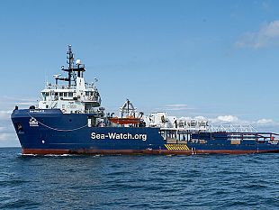sea-watch-5-attracca-a-trapani-la-ong-sfida-il-governo-per-stato-di-necessita