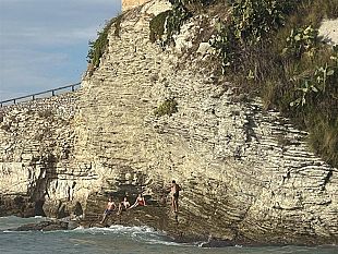 tre-bagnanti-in-difficolta-a-terrasini-salvati-dalla-guardia-costiera