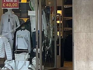 mazara-la-banda-delle-vetrine-fracassate-colpisce-ancora