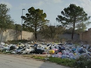 mazara-discarica-a-cielo-aperto-in-via-enzo-ferrari