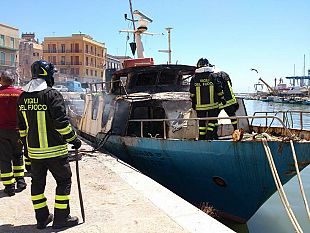 mazara-incendio-a-bordo-di-un-peschereccio-intervengono-la-guardia-costiera-e-i-vigili-del-fuoco