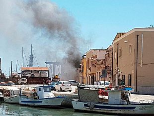video-mazara-incendio-in-un-officina-magazzino-del-porto-canale