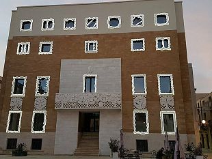 la-facciata-festiva-del-palazzo-di-piazza-repubblica-dallo-stile-impero-al-simil-consagra-ardore-futurista-pero-ci-piace-perche-non-lasciarlo-cosi-per-sempre