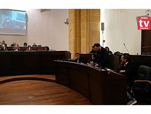 video-in-seduta-urgente-il-consiglio-comunale-approva-la-presa-datto-sui-consiglieri-emmola-e-pipitone