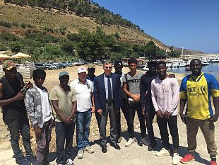 castellammare-gli-ospiti-dello-sprar-ripuliscono-la-cala-marina-e-la-marinella