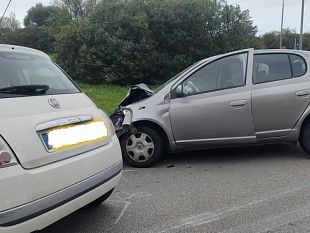 impatto-tra-due-utilitarie-una-toyota-yaris-grigia-e-una-fiat-500-bianca-due-feriti-gravi