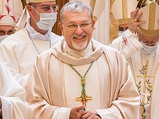 monsignor-alessandro-damiano-ricevera-il-pallio-benedetto-da-papa-francesco