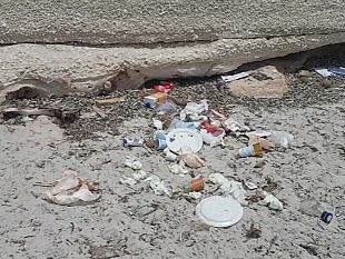 video-abbandono-di-rifiuti-in-spiaggia-incivili-di-ogni-eta