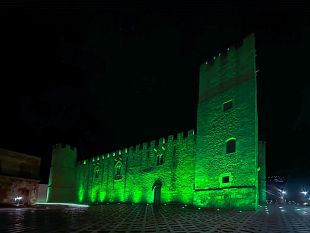 miastenia-gravis-ad-alcamo-sillumina-di-verde-il-castello-dei-conti-di-modica