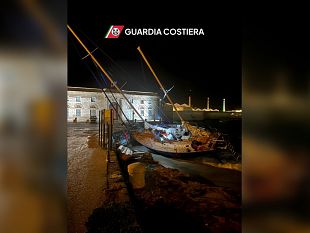 favignana-nave-a-vela-da-diporto-si-incaglia-nel-porto-recupero-completato-grazie-alla-guardia-costiera