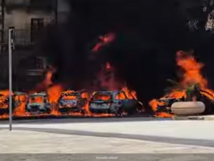 incendio-di-vaste-proporzioni-in-piazza-liberta-a-salemi-coinvolte-circa-10-auto