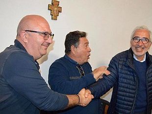 calogero-martire-ed-enza-viola-si-complimentano-con-il-neo-sindaco