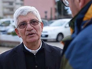 video-il-servizio-distribuzione-vestiti-della-caritas-trasformato-in-discarica-la-denuncia-di-don-meli