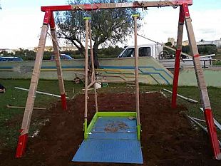 petrosino-realizzata-altalena-per-disabili-nella-villetta-comunale