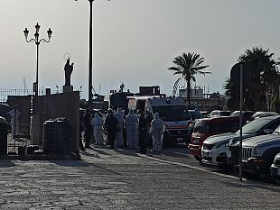 video-larrivo-del-migrante-della-nave-azzurra-al-porto-di-trapani