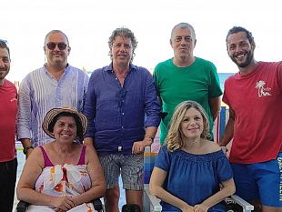 castelvetrano/una-sedia-per-laccesso-al-mare-dei-disabili-donata-da-giusy-barracco