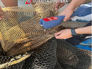 isole-egadi-la-guardia-costiera-ferma-un-peschereccio-con-reti-sottomisura-in-zona-vietata-multa-da-4000-euro