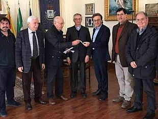 castelvetrano-unitre-ed-altri-volontari-consegnano-somme-a-don-undari-in-favore-dei-bisognosi-della-citta