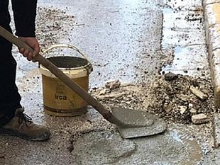 cittadini-si-riparano-le-buche-da-soli-ma-la-commissione-promette-un-intervento-in-tempi-brevi