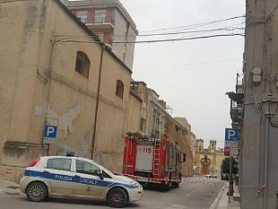 paura-ieri-in-centro-per-il-vento-i-vigili-del-fuoco-abbattono-intonaci-pericolanti-da-edificio-di-sei-piani