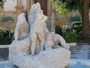 vandali-a-villa-regina-margherita-gravemente-danneggiata-la-copia-della-bambocciata-del-rutelli