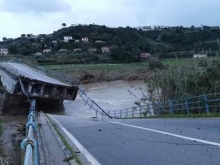 trapani/maltempo-crolla-il-ponte-sul-fiume-san-bartolomeo