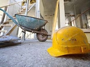 operaio-cade-dal-secondo-piano-di-un-edificio-del-centro-storico-di-trapani