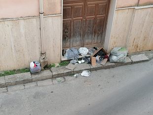 vestiti-abbandonati-davanti-alle-porte-delle-chiese-cittadine