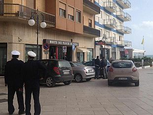 video-mazara-tentata-rapina-al-mps-arrestati-gli-autori-da-carabinieri-e-polizia-intervenuti