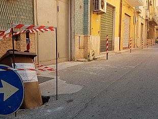 video-mazara-in-via-leto-un-nuovo-modo-creativo-di-tappare-una-grossa-buca